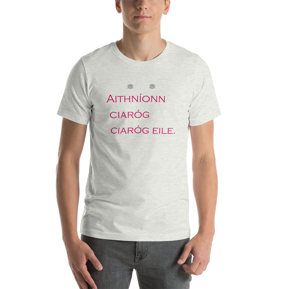 Aithníonn ciaróg ciaróg eile. Unisex t-shirt